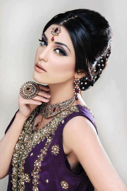 Maya Ali Actress looking happy in bridal jewellery set say welcome to guests in outclass jewellery set Dubai Abu dhabi sharjah UAE
