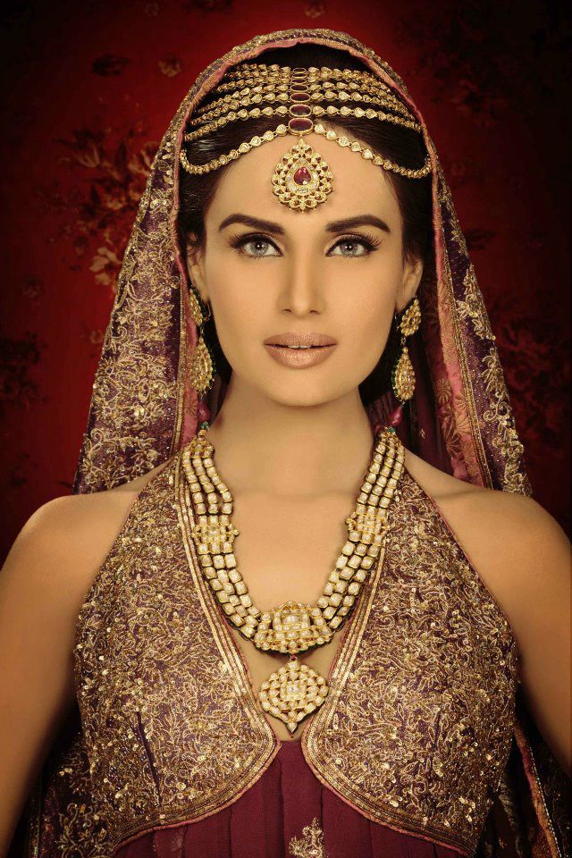 Egypt princess type wedding jewellery set mehreen syed smiling wearing stylish Pakistani jewellery set on nikah Montreal Mississauga Canada