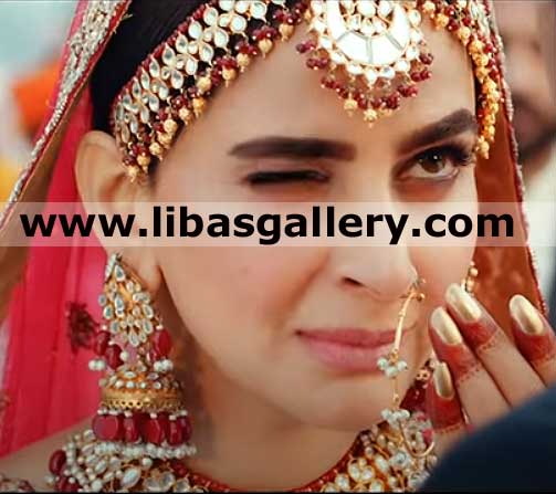 beautiful eyes women showing latest Pakistani designer jewelry set