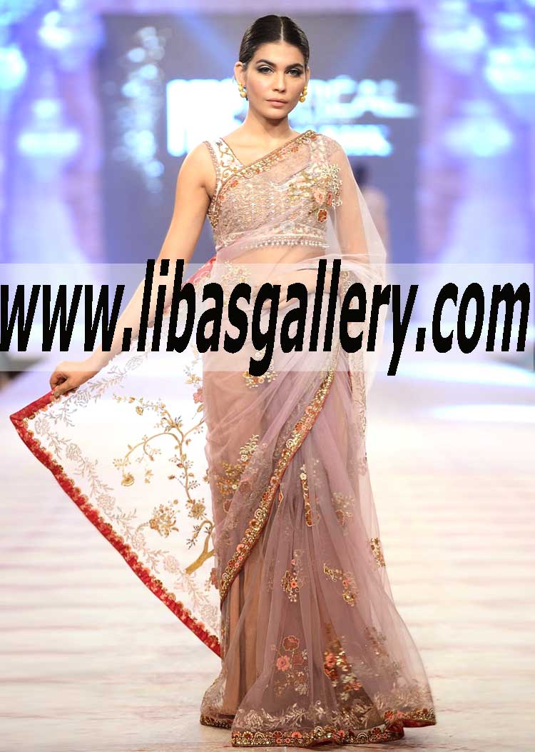Create a picture of elegance with a grandiose display with this beautiful and elegant saree