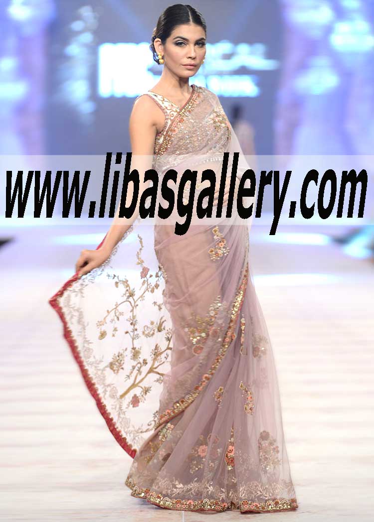 Create a picture of elegance with a grandiose display with this beautiful and elegant saree
