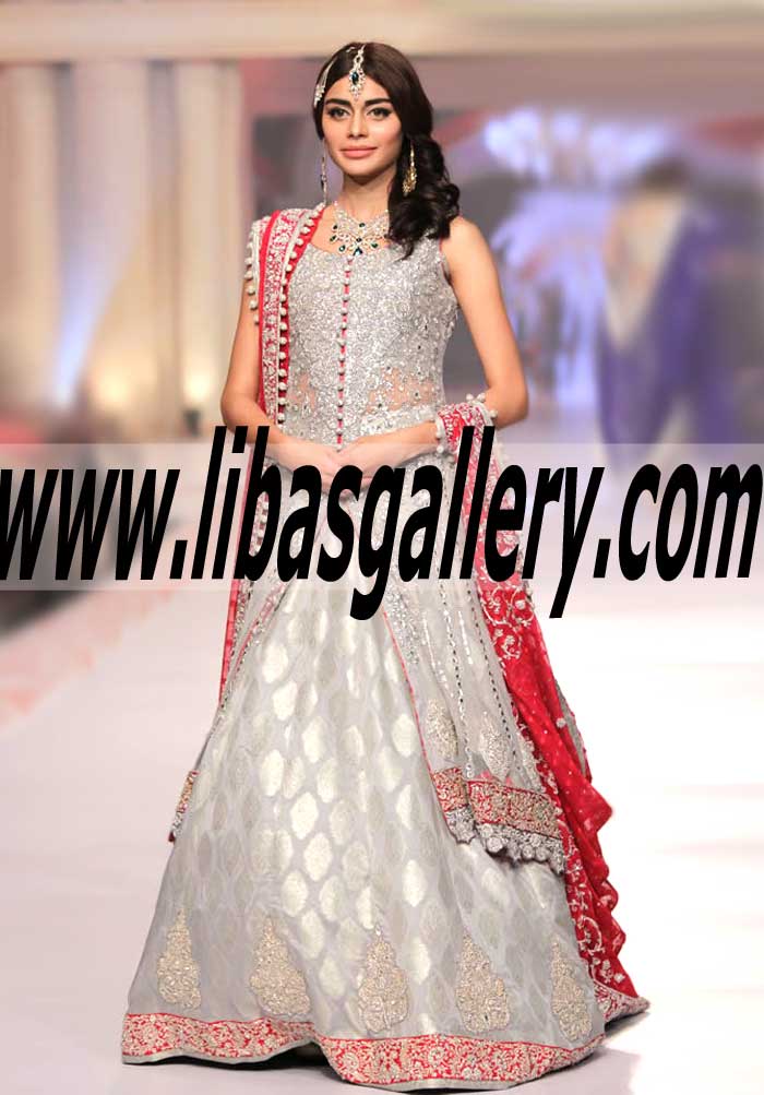 Spread your charm everywhere with this enchanting Lehenga a perfect choice for the girl who wants to look sensational