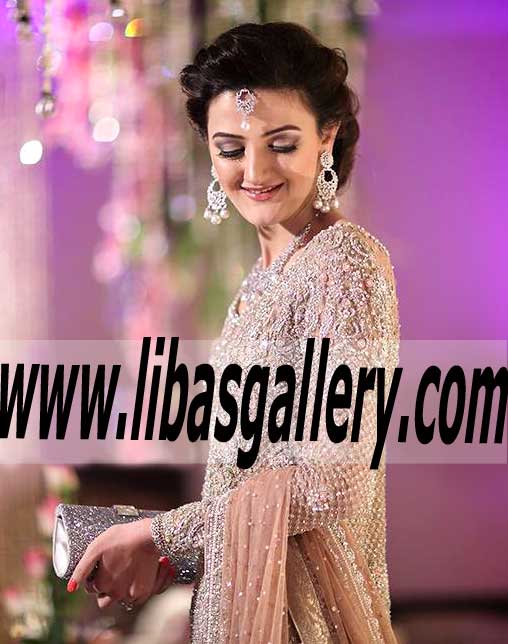 Exquisite Wedding Lehenga Dress with Delicate Embellishments for Dulhan 