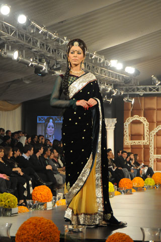 Heavy embellished black sari,black sarees styles,designer sari sarees,indian sari,pakistani sari sarees 